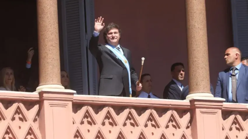 Javier Milei invitó al plantel de la “Scaloneta” a celebrar en el balcón de Casa Rosada