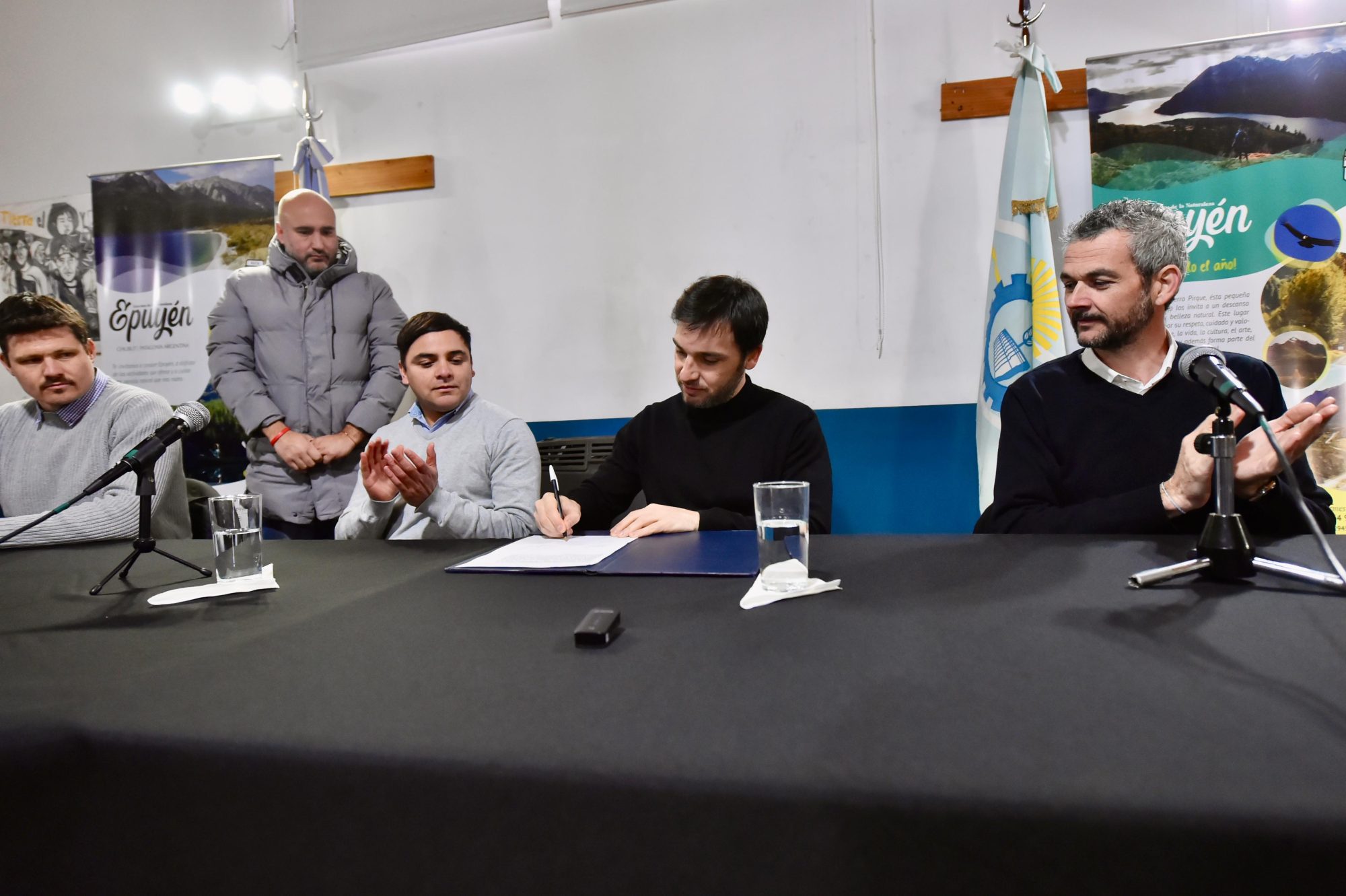 Torres en Epuyén: Firmó el contrato para la construcción del nuevo Hospital Rural y cuestionó “las obras prometidas, relegadas e incumplidas por gobiernos anteriores”