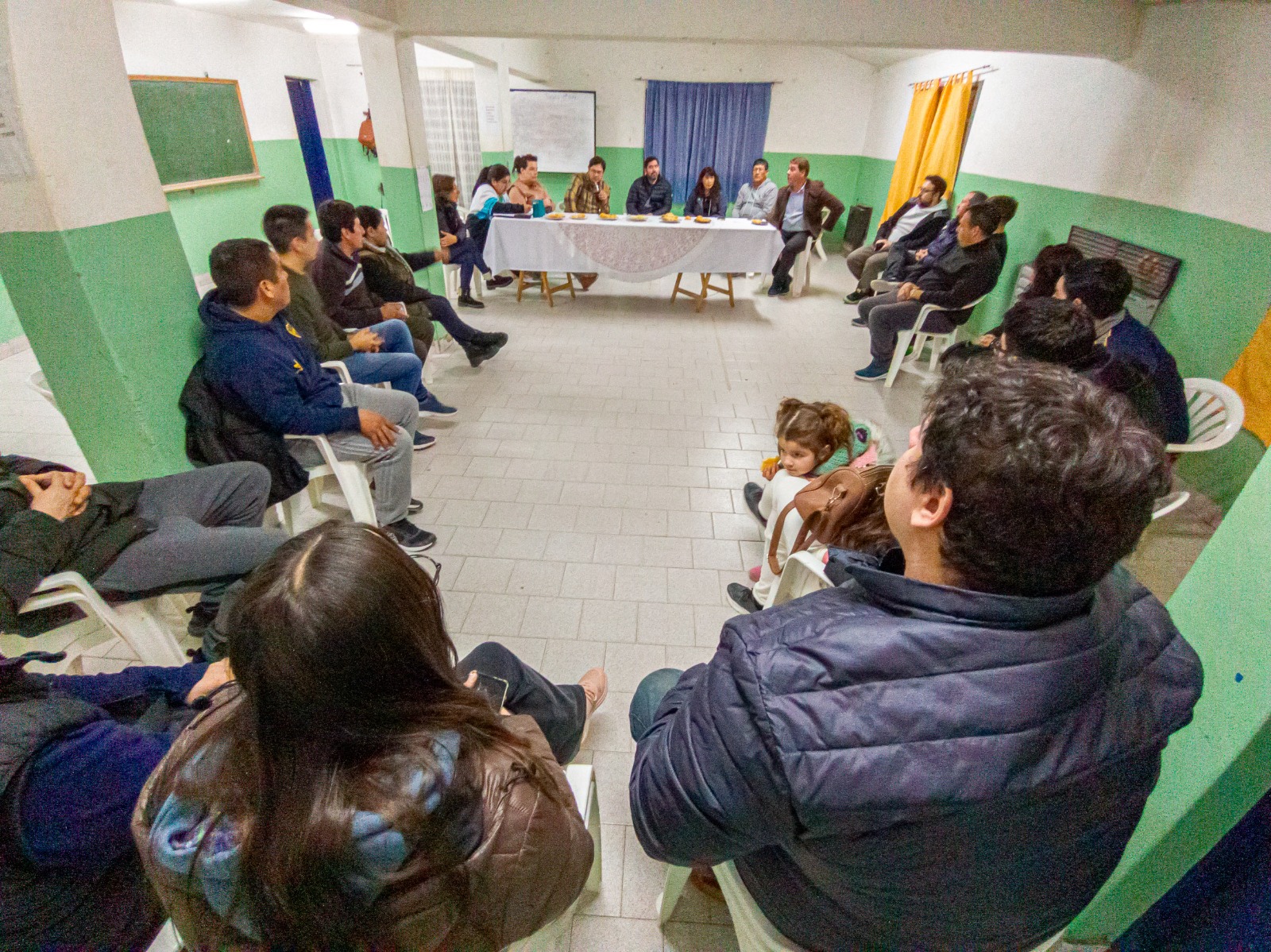 Biss se reunió con vecinos del Gregorio Mayo para dialogar sobre el loteo privado que forma parte del barrio y las obras de servicios básicos