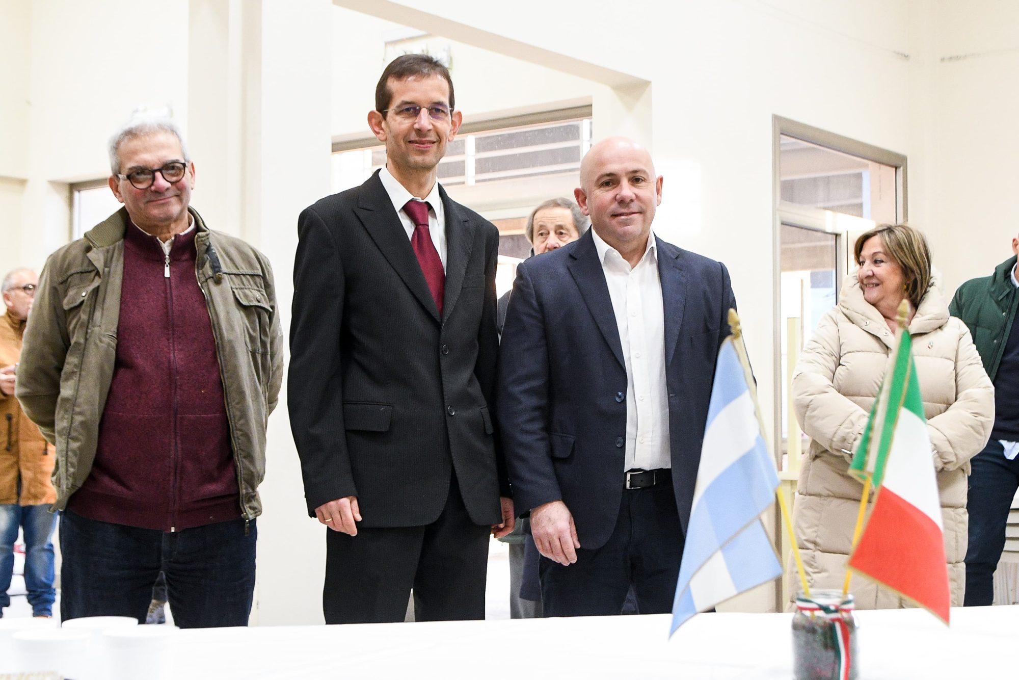 Sastre recibió al cónsul de Italia y recorrieron la obra de la nueva escuela que construye la sociedad italiana