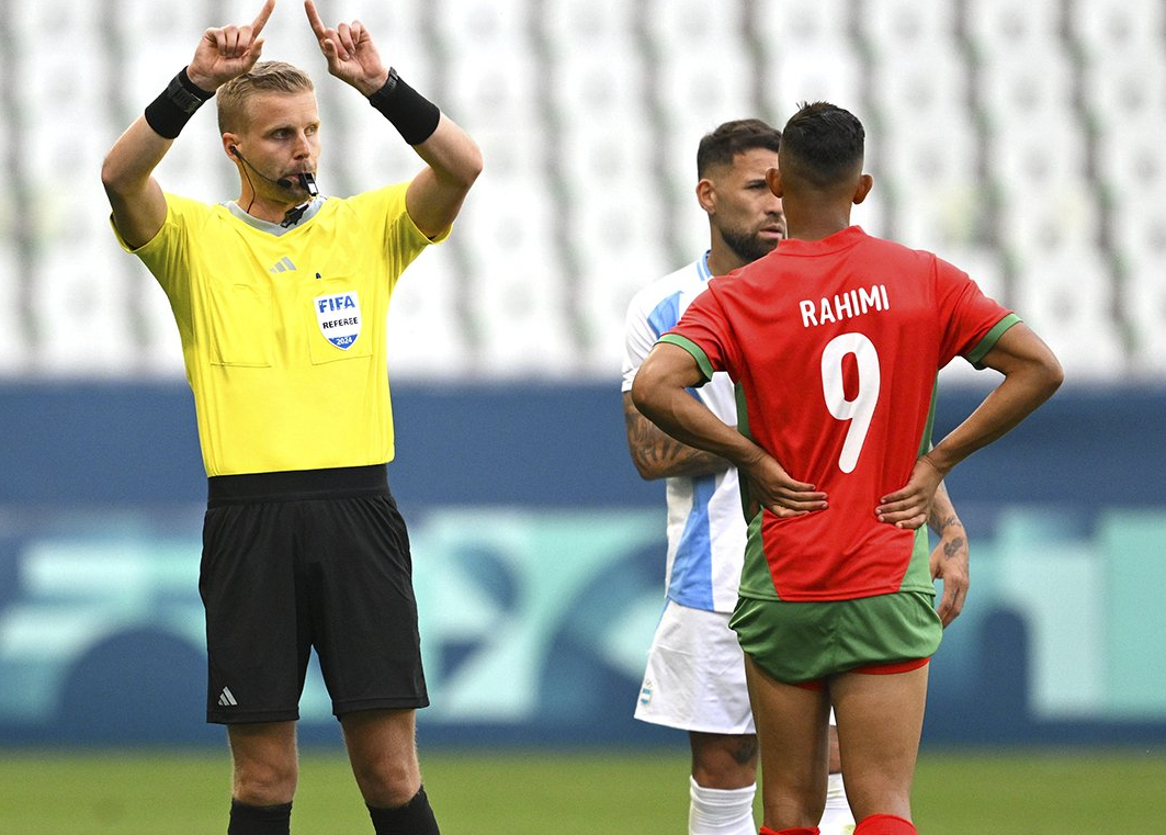 Escándalo olímpico: Tras casi dos horas, el VAR anuló el gol del empate de Argentina ante Marruecos y el conjunto de Mascherano cayó en su debut