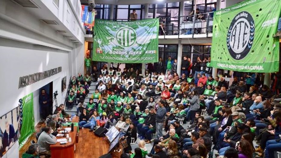 En contra de los despidos, trabajadores estatales hacen paro y olla popular en Plaza de Mayo