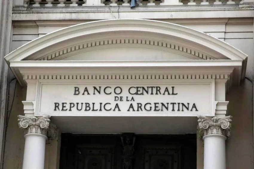 El Banco Central reconoció que la tasa de interés de los plazos fijos todavía es negativa y no descartó una suba