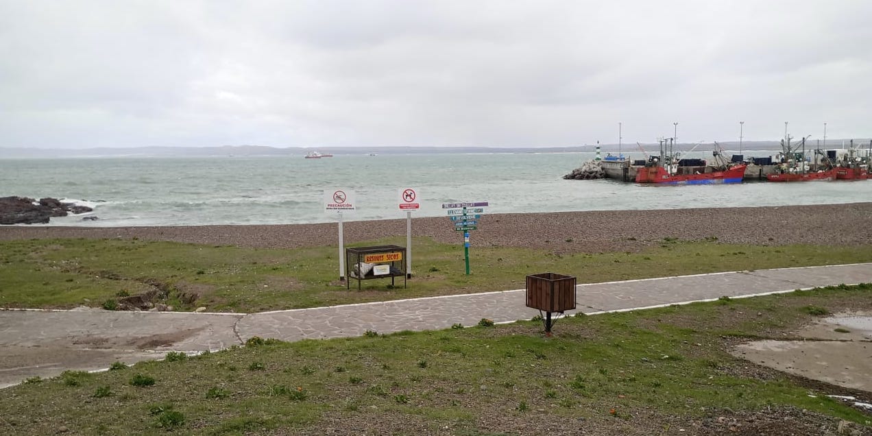 Camarones: Colocaron cartelería que prohíbe la permanencia y circulación de mascotas en sectores costeros