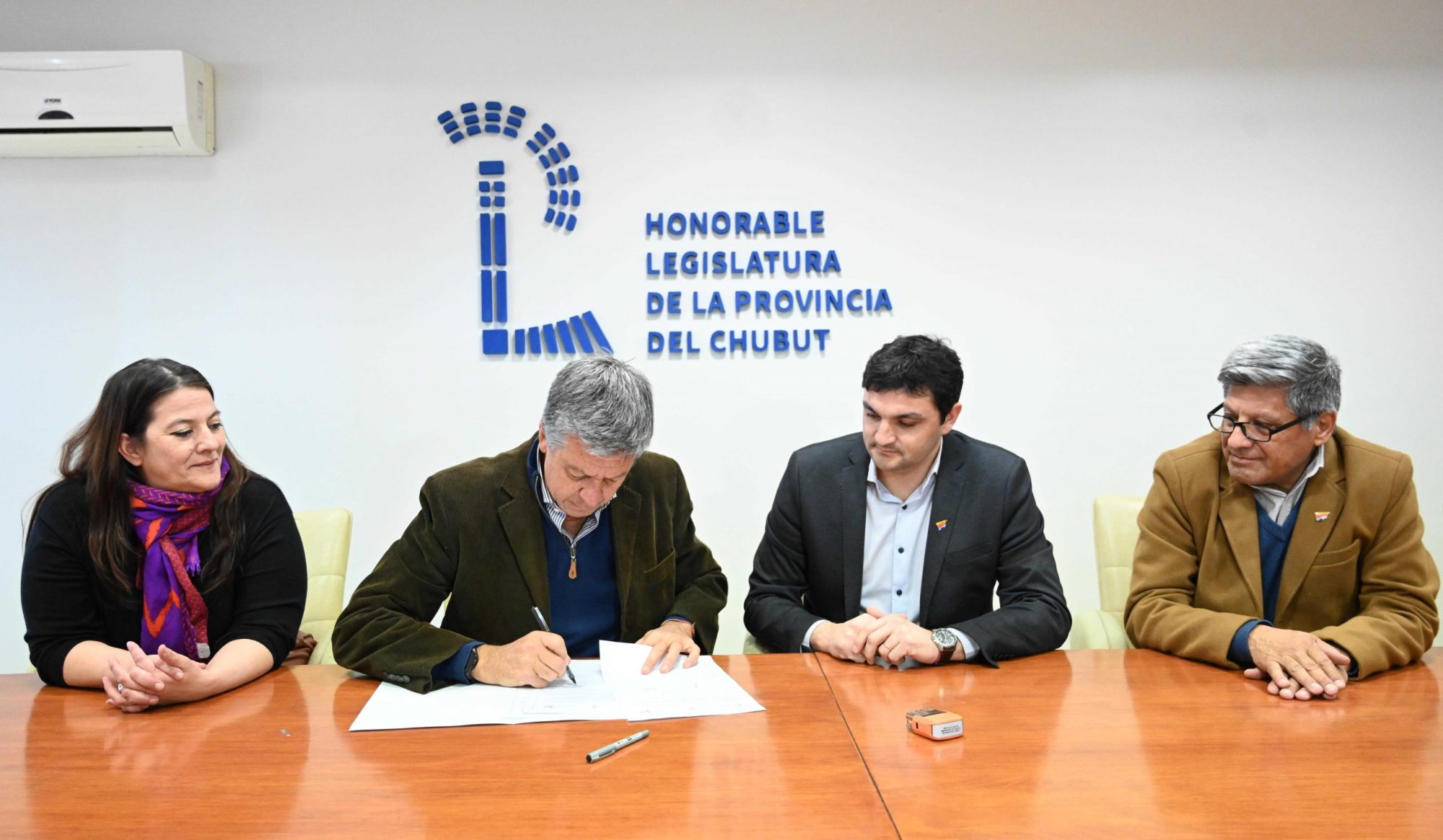 La Legislatura del Chubut firmó un acuerdo con la Secretaría de Trabajo para proveer de indumentaria al personal