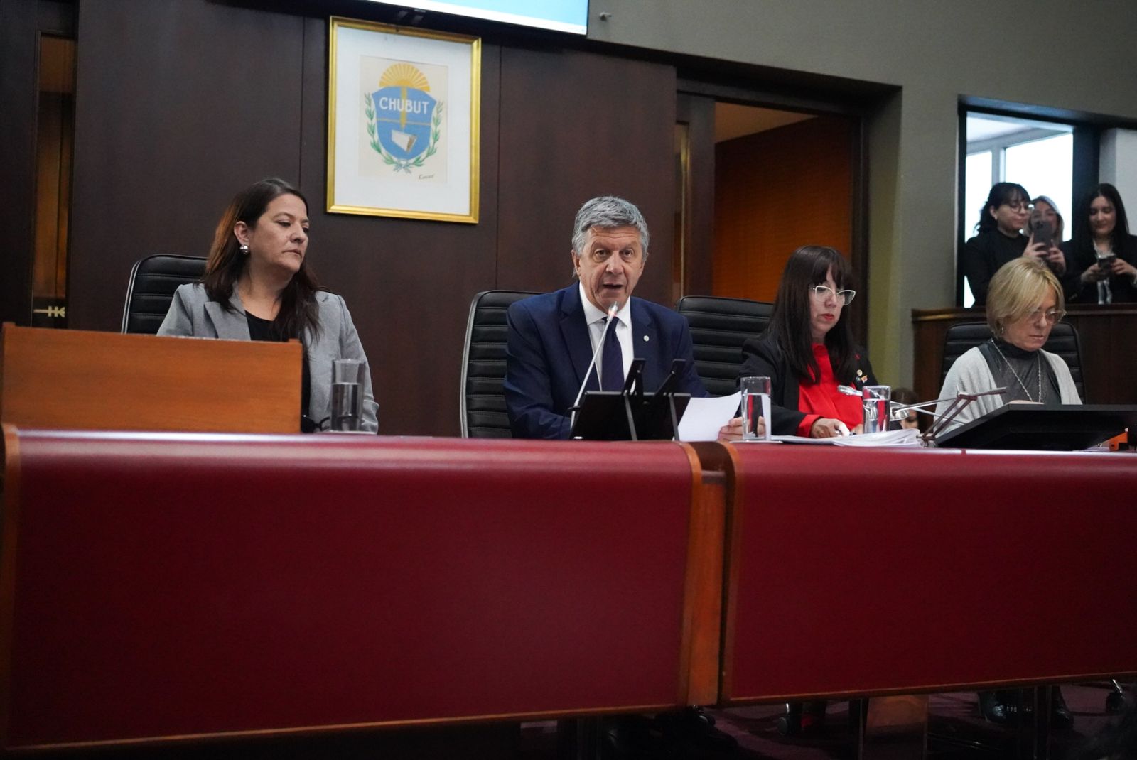 Tras el desalojo con la Policía de manifestantes en la Legislatura, Menna afirmó que “respetaremos a rajatabla el derecho de participación, pero no que se afecte el desarrollo de una sesión legislativa”