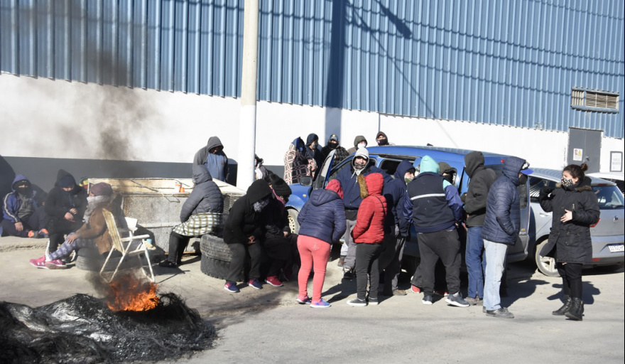 Por los despidos de una pesquera de Comodoro, el STIA amenaza con hacer paro provincial
