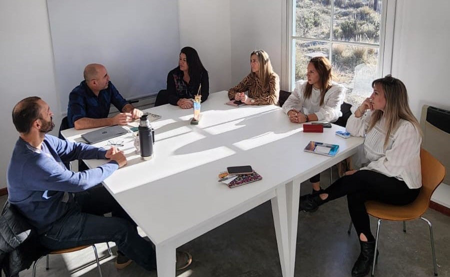 Trelew y Puerto Madryn planifican torneos de beach y capacitaciones para técnicos de fútbol