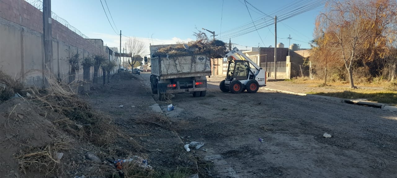 El presidente del Barrio Sarmiento de Trelew aseguró que el municipio “limpió todo y lo dejó impecable” y pidió sanciones contra aquellos que lo ensucian