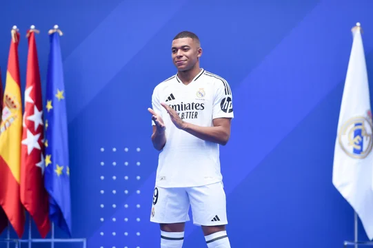 Le hackearon las redes sociales a Mbappé: Insultos a Messi, a Israel y al Tottenham