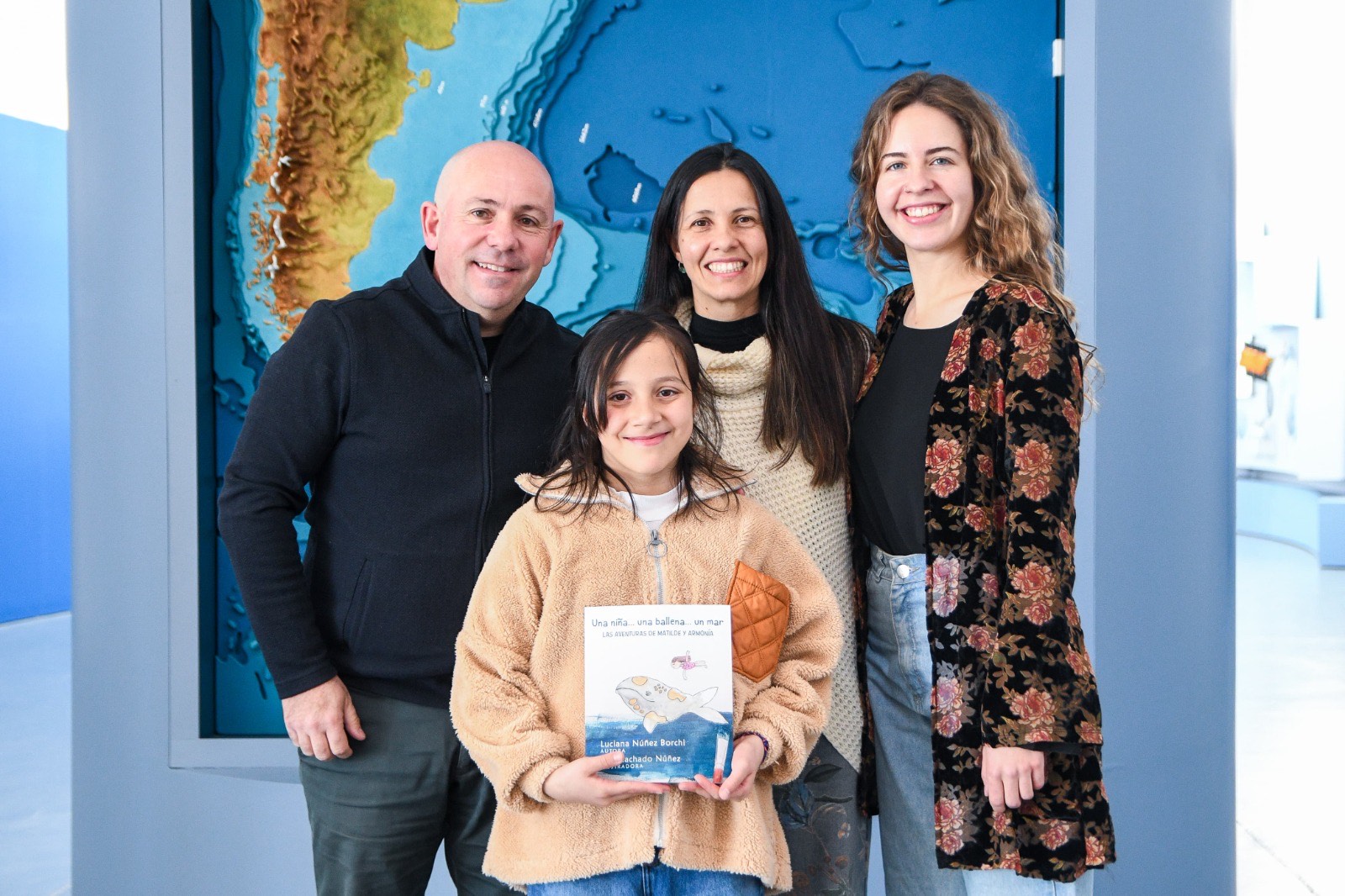 Sastre encabezó la presentación de un libro que vincula a Puerto Madryn con la localidad uruguaya de Maldonado