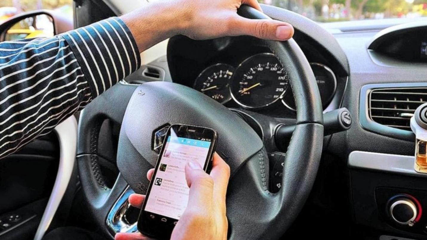 Preocupantes resultados de un estudio sobre el uso del celular al conducir en Rada Tilly