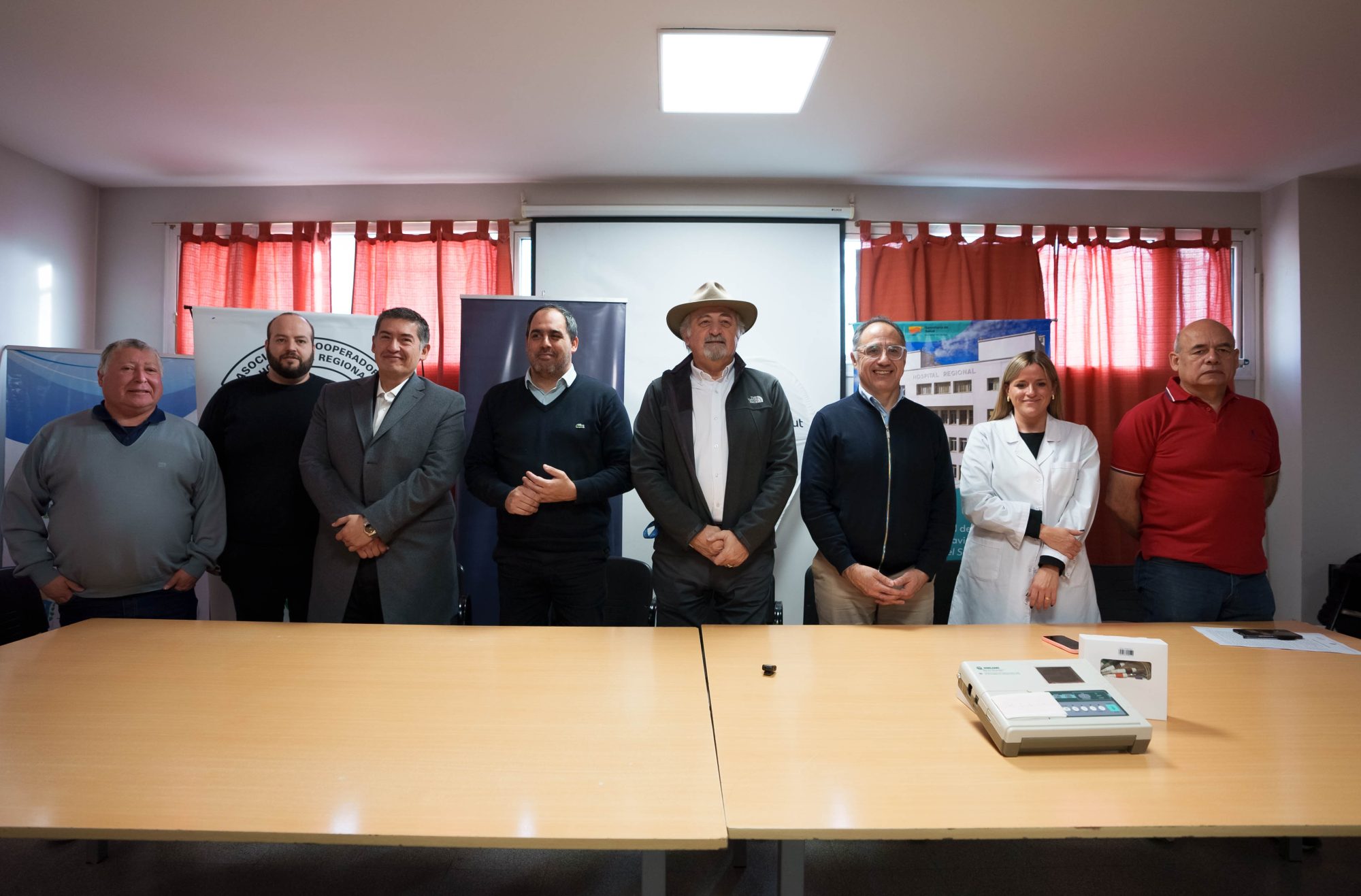 Macharashvili acompañó la entrega del electrocardiógrafo pediátrico al Hospital Regional