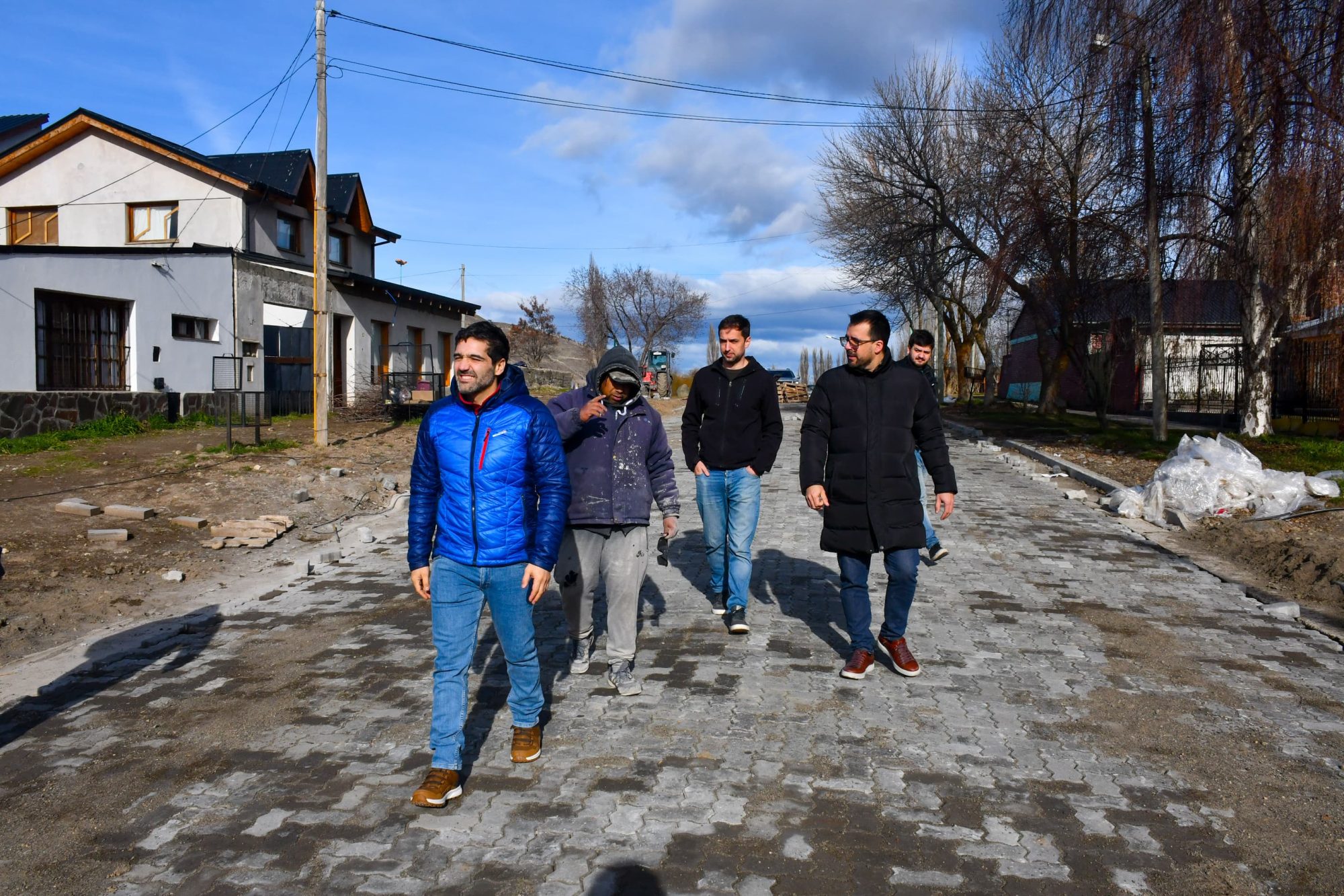 Taccetta y funcionarios municipales recorrieron nuevas obras de adoquinado en la ciudad