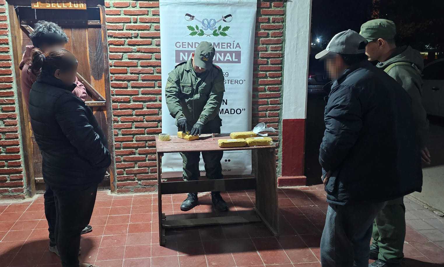 Un pasajero viajaba con más de cuatro kilos de pasta base de cocaína en su equipaje