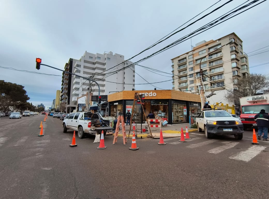 Servicoop trabaja para destapar una grave obstrucción cloacal en la zona céntrica de Madryn