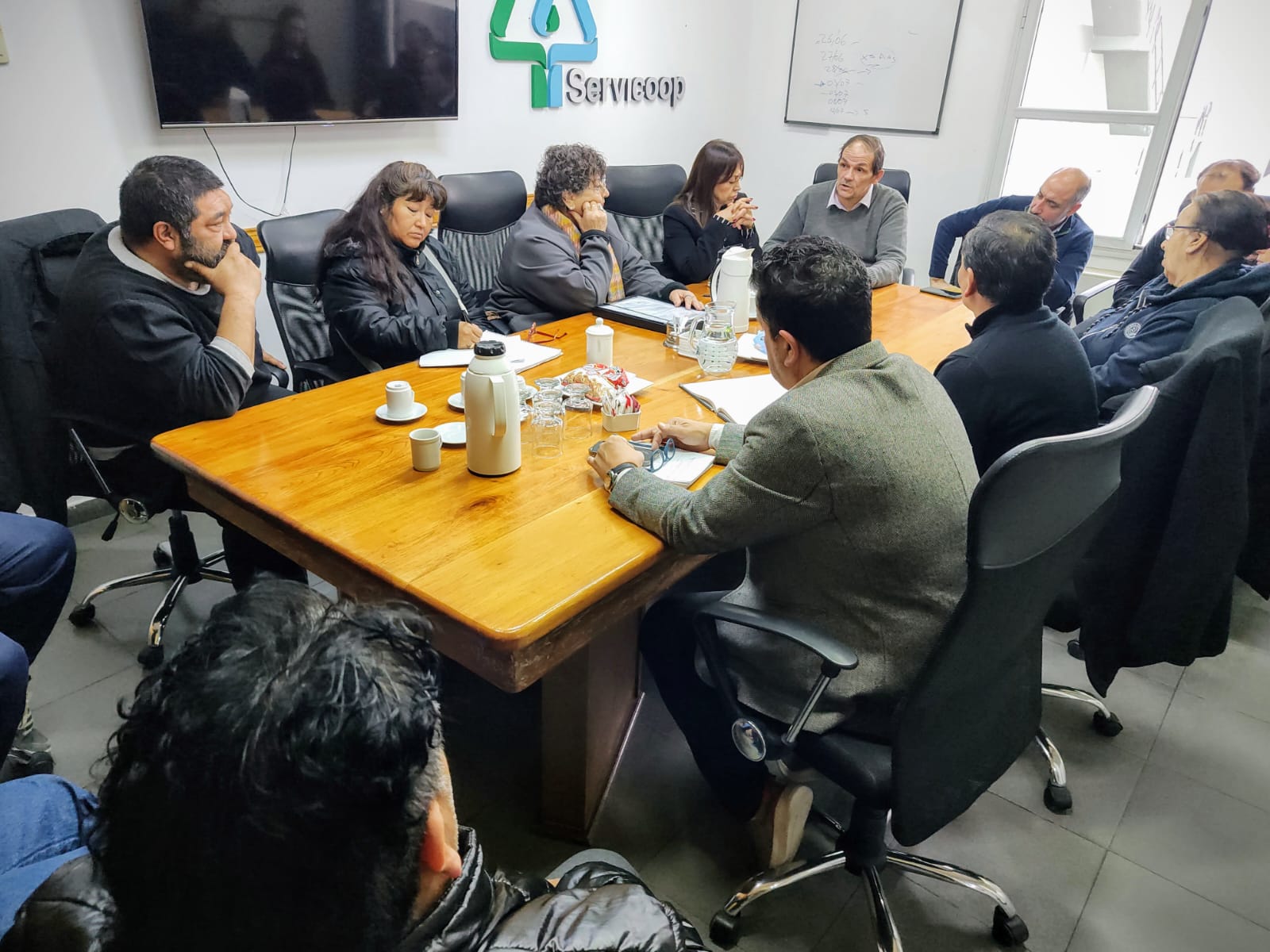 Servicoop se reunió con vecinos del parque agroforestal por la obra de energía que se ejecuta en la zona