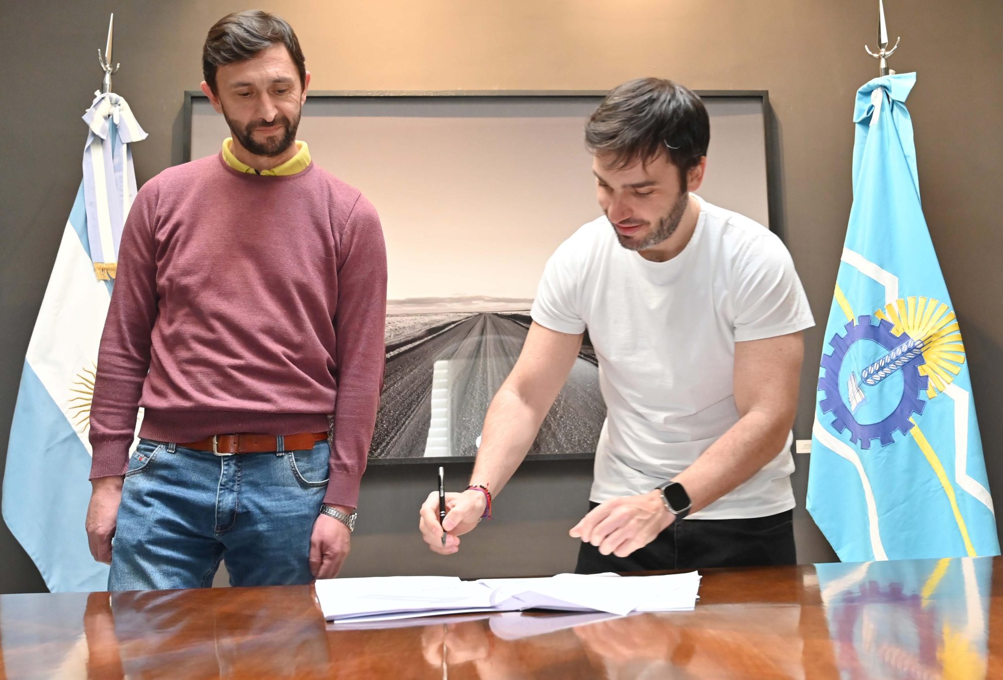 Torres e Ingram firmaron un importante convenio para el adoquinado de diversas calles de Trevelin