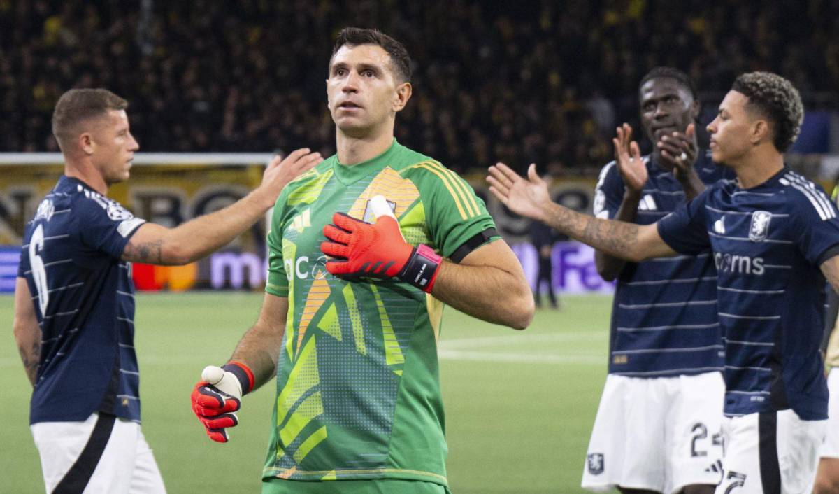 Aston Villa de Dibu Martínez goleó en el comienzo de la Champions League