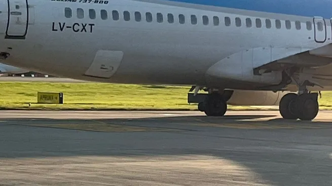Un avión de Aerolíneas Argentinas perdió un neumático tras aterrizar en Aeroparque