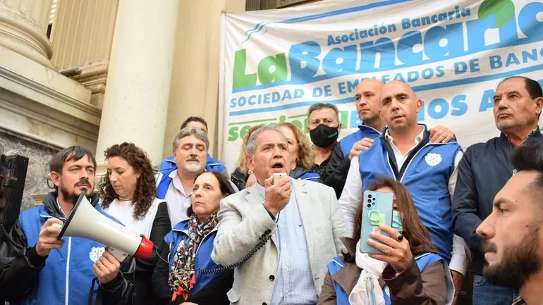 Los bancarios acordaron un aumento de 4,2 por ciento: A cuánto se fue el salario mínimo