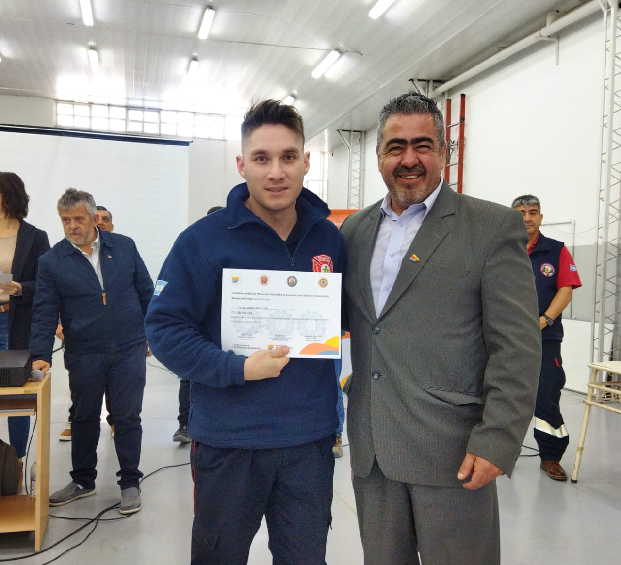 El Gobierno capacitó a Bomberos Voluntarios de distintas localidades en el combate de incendios forestales y en un mes harán un simulacro en la cordillera