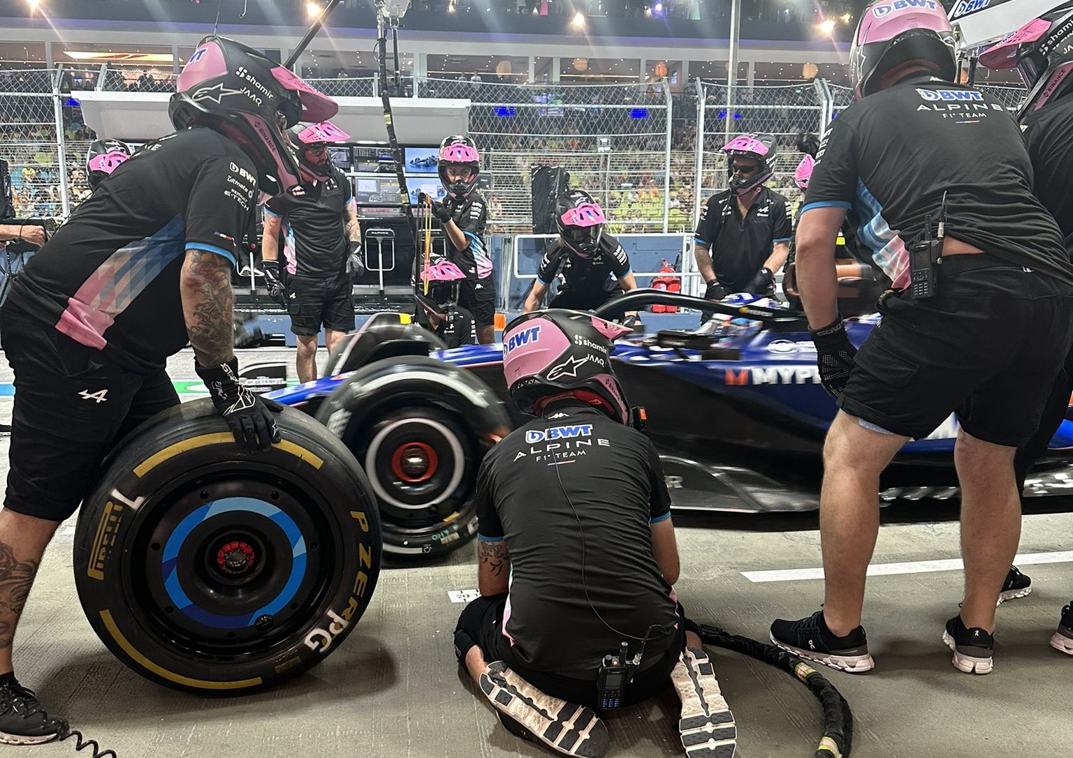 Franco Colapinto se confundió y paró en el box de otro equipo durante las prácticas del GP de Singapur