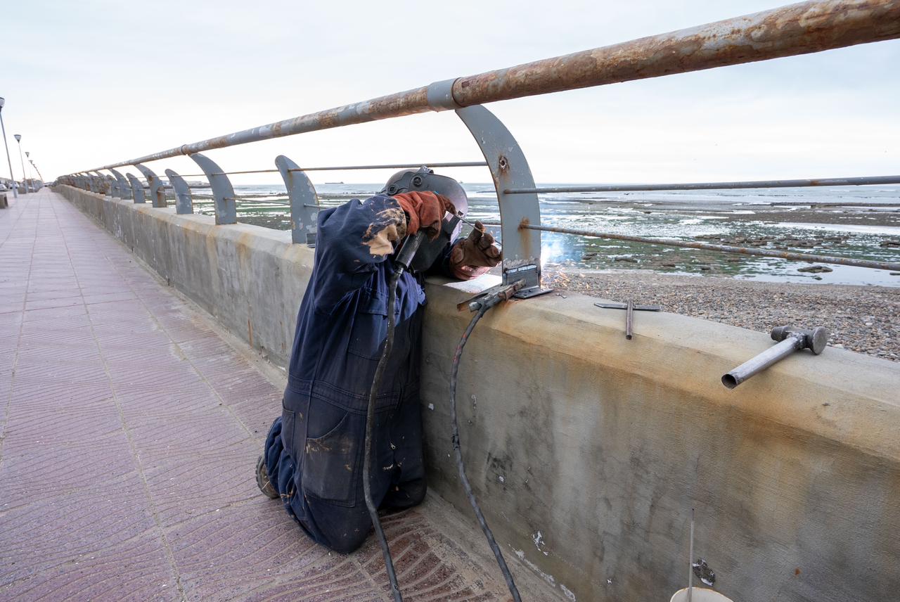 Comodoro: Tras las marejadas, el municipio continúa con las reparaciones del Paseo Costero, plazas y espacios públicos
