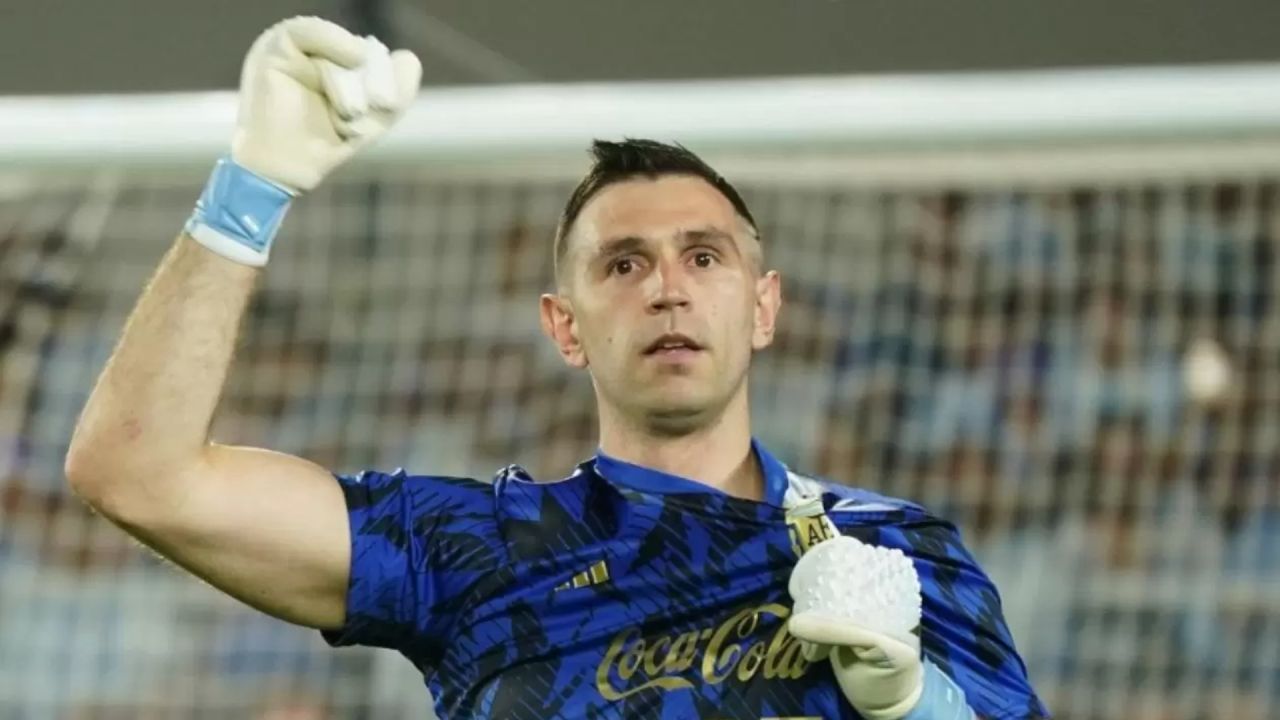 El “Dibu” Martínez llegó al país para sumarse a la Selección argentina