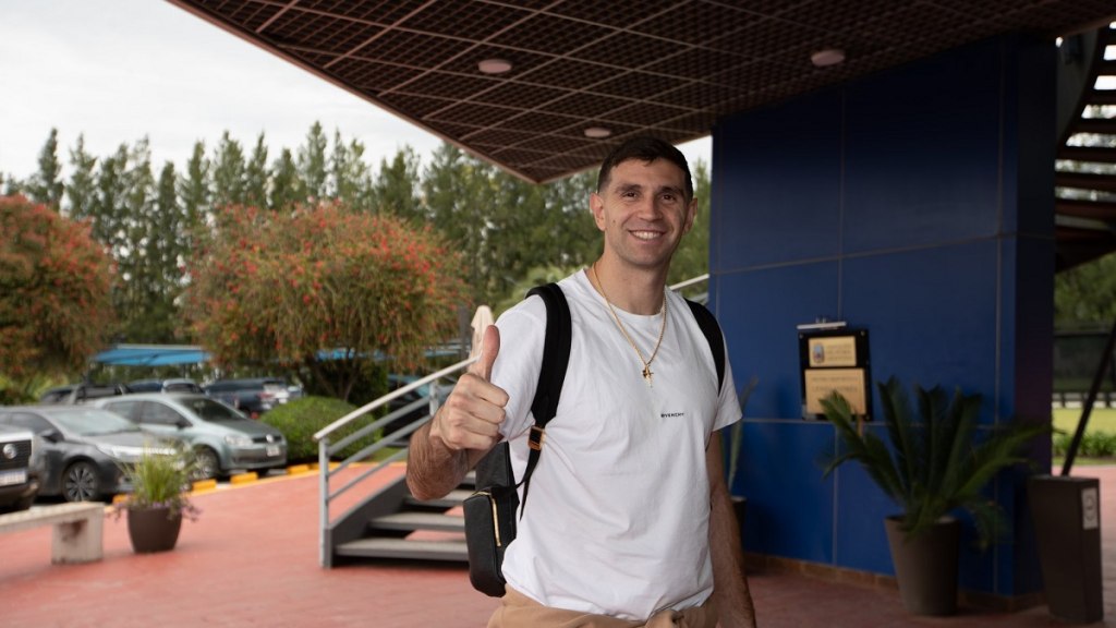 “Dibu” Martínez y un gesto de campeón: Firmó autógrafos a un grupo de hinchas que lo esperaba en el predio de la Selección