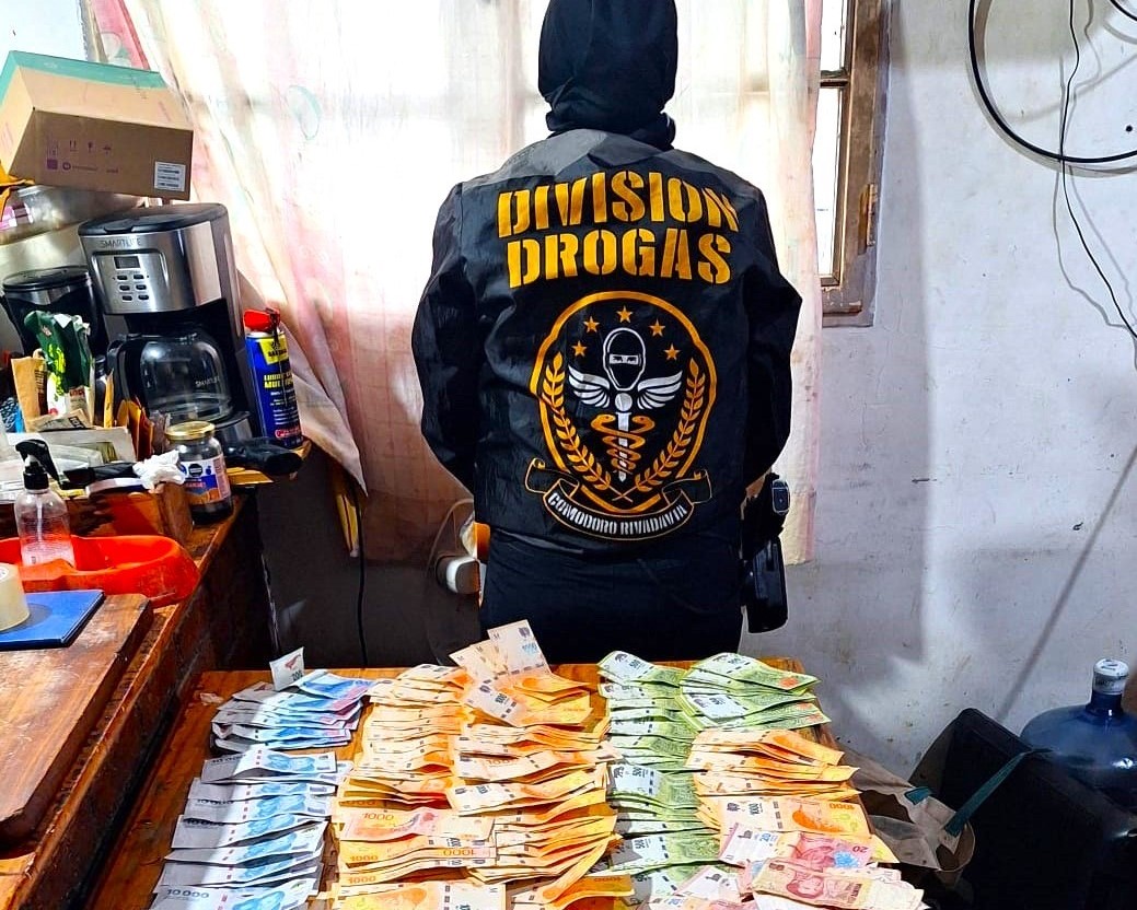 La Policía del Chubut desarticuló 7 puntos de narcomenudeo en Comodoro Rivadavia: Cocaína fraccionada, armas de fuego, dólares y celulares