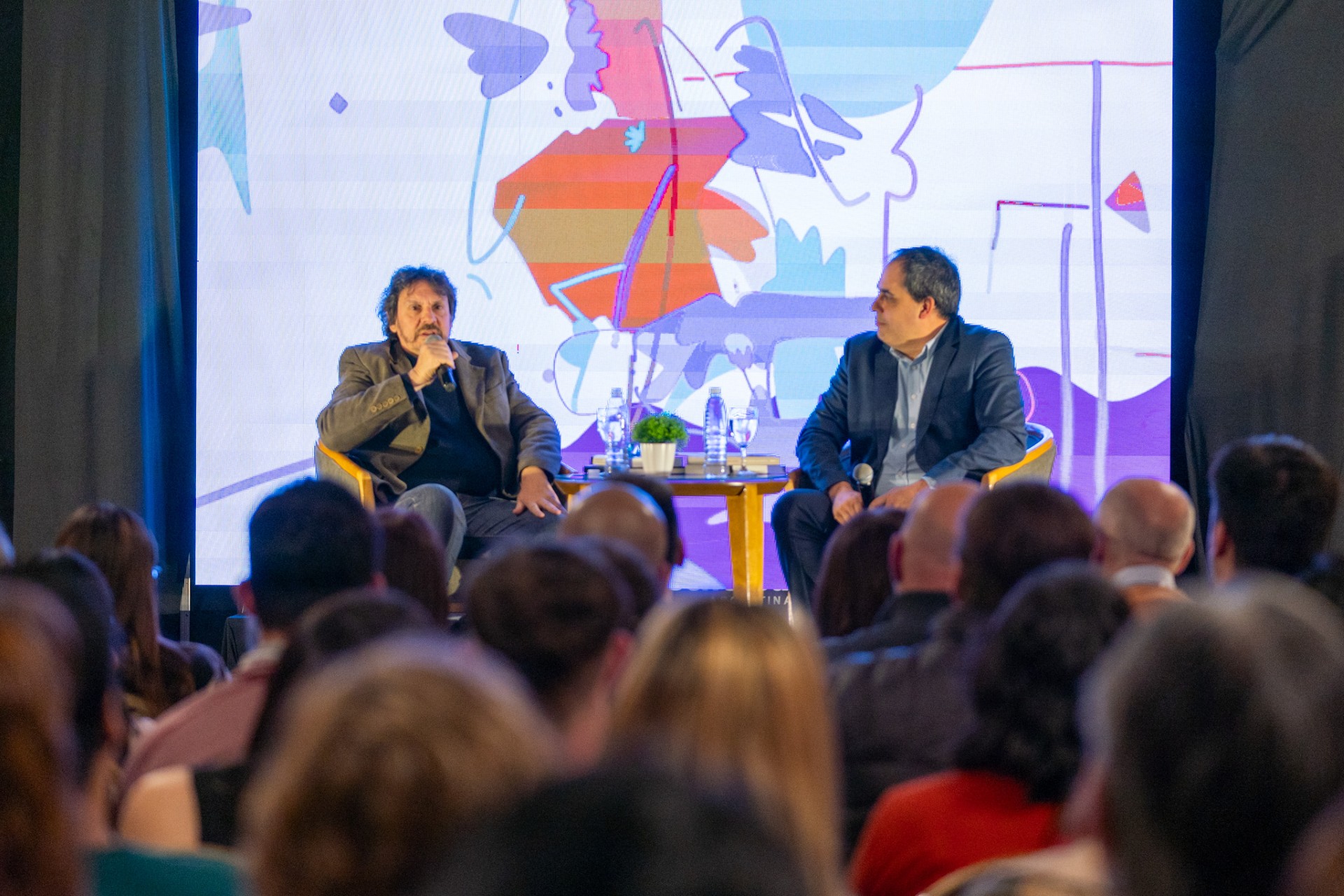 Felipe Pigna, Magalí Tajes y Claudia Piñeiro, a sala llena en la Feria del Libro en Comodoro