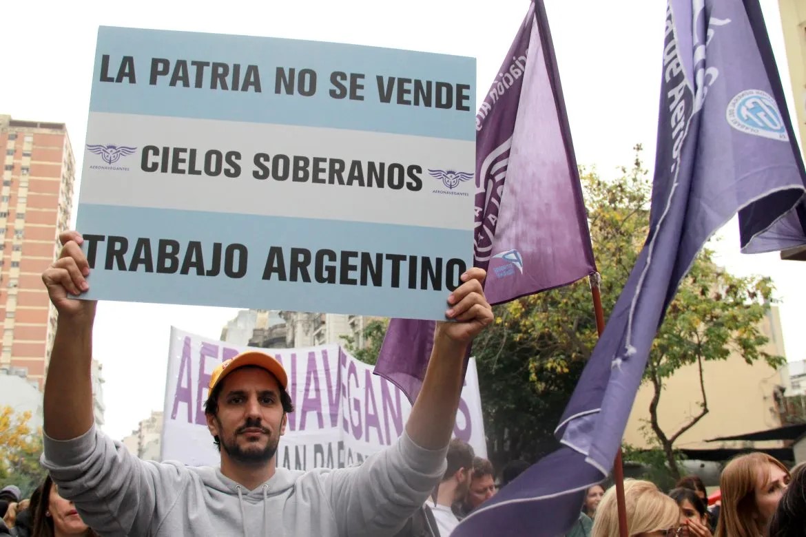 En medio de la tensión, aeronavegantes y gremios del transporte se movilizan al Congreso para rechazar la privatización de Aerolíneas Argentinas
