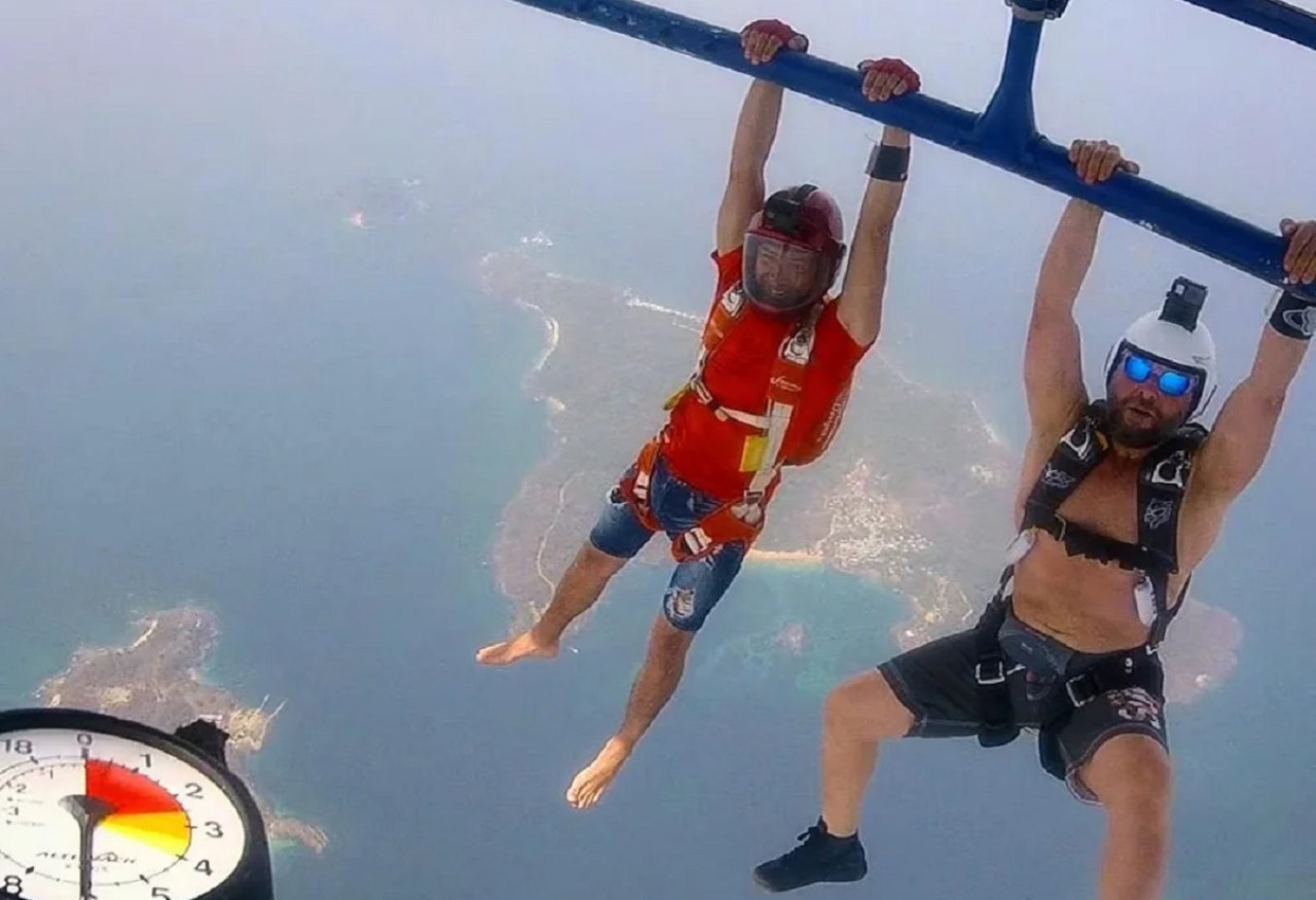 Dos paracaidistas argentinos rompieron un récord mundial con un salto nocturno desde la estratósfera: 13.000 metros de altura, oscuridad y frío extremo