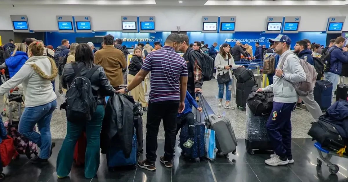 Rige el paro de gremios aeronáuticos en Aeroparque y Ezeiza: Afecta 150 vuelos y 15.000 pasajeros