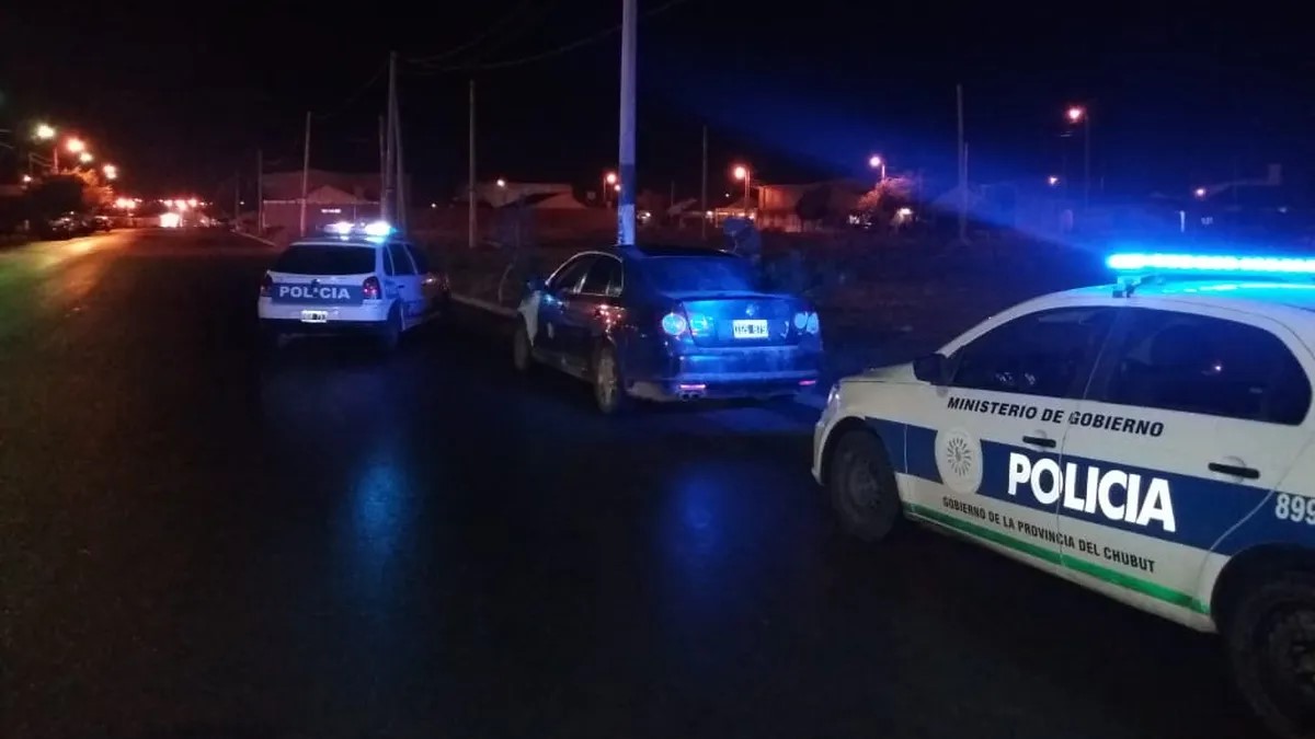 Rawson: Detuvieron a una mujer vinculada a un robo en chacra, tras una persecución policial que derivó en un choque contra un patrullero