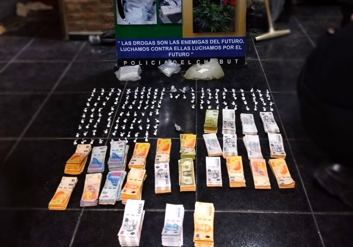 Operativo “Zapato Blanco”: La Policía del Chubut desbarató una banda dedicada al narcomenudeo en Madryn y secuestró $ 4 millones, cocaína, balanzas armas de fuego
