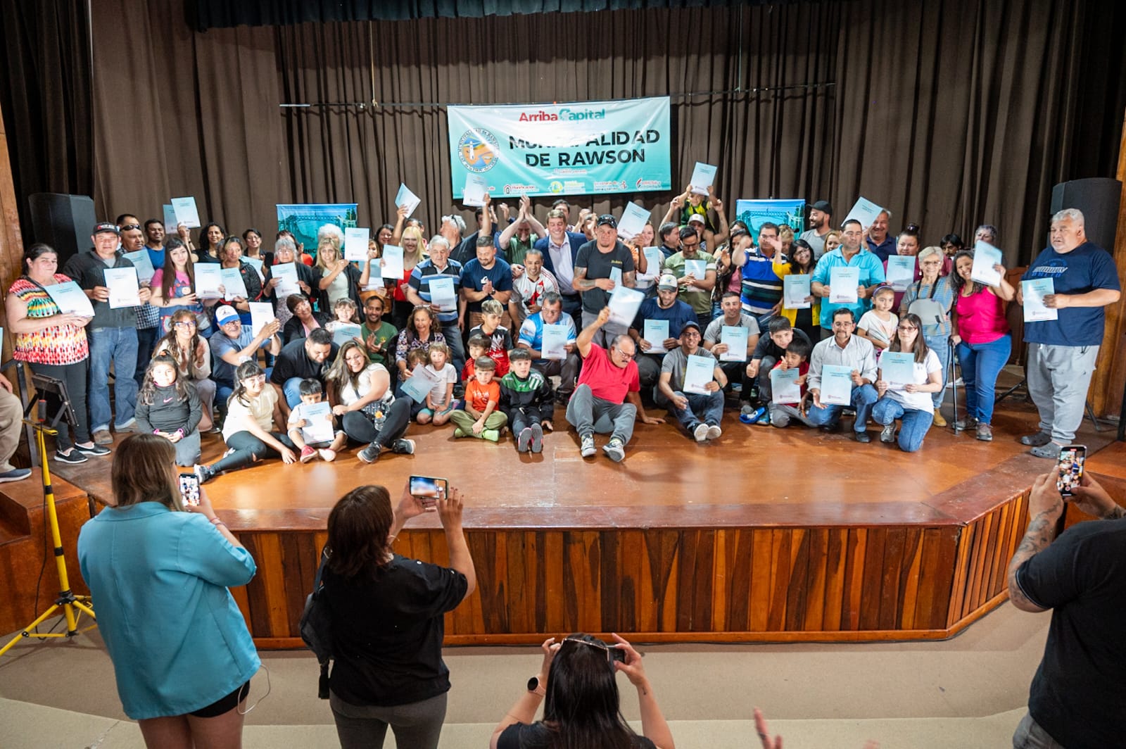 Después de más de 20 años de espera, Biss entregó a 111 familias del Área 19 las ordenanzas de adjudicación