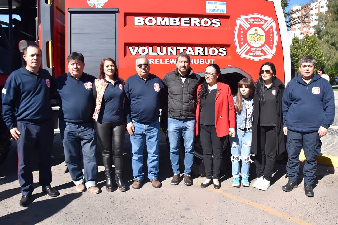 Bomberos Voluntarios presentaron tres nuevas unidades y Merino destacó la administración “austera y transparente” de la comisión