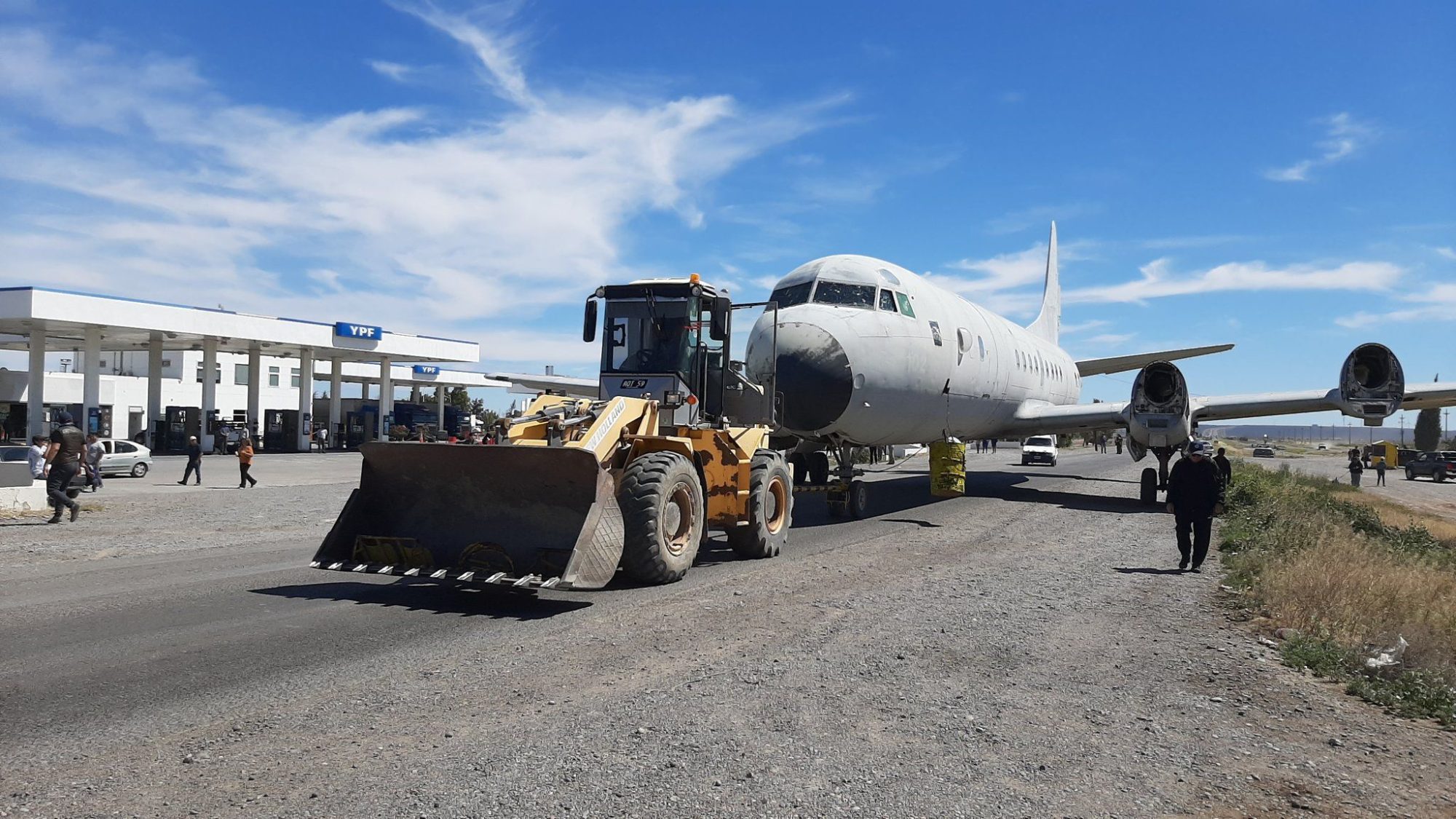 Un avión Electra será trasladado de la base Almirante Zar hasta el Aero Club Trelew: El tránsito será interrumpido mañana durante media hora en la Ruta 3
