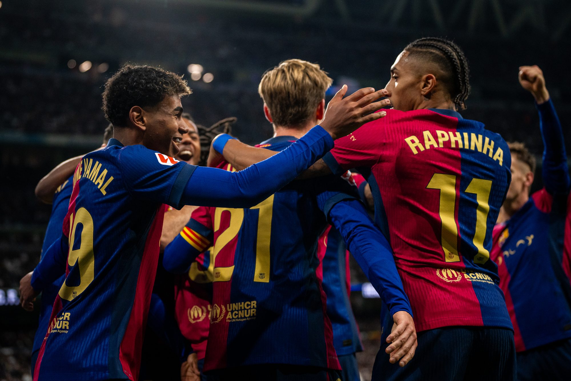 Barcelona aplastó al Real Madrid en el Bernabéu y estiró su ventaja en La Liga