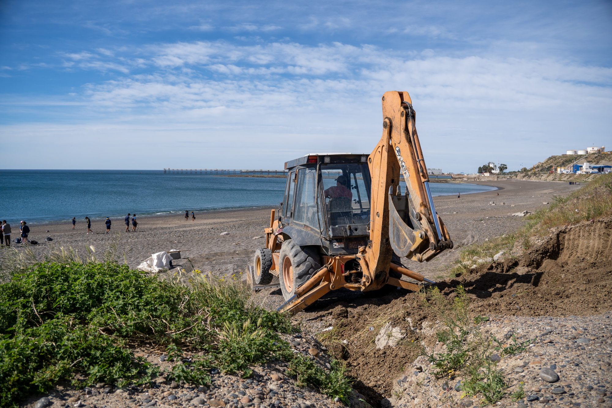 Comodoro: El equipo femenino sub-14 de Rosario Central se sumó a la limpieza de la playa en Km. 3