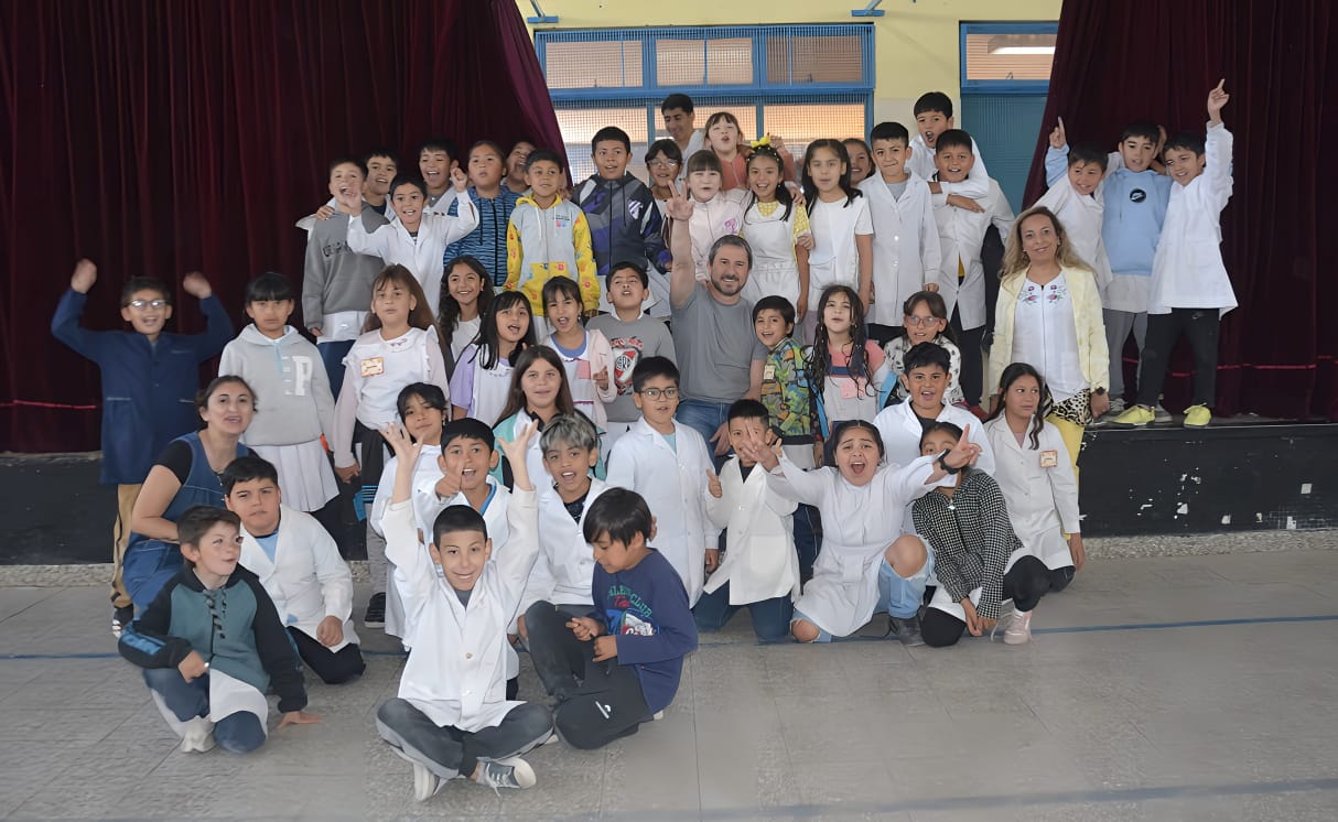 Merino visitó la Escuela 174 de barrio Amaya: Entregó material educativo y se comprometió con la entrega de pintura para el espacio exterior