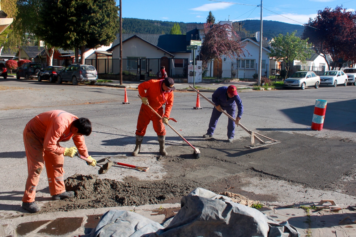 El municipio avanza con trabajos de bacheo en las calles de Esquel