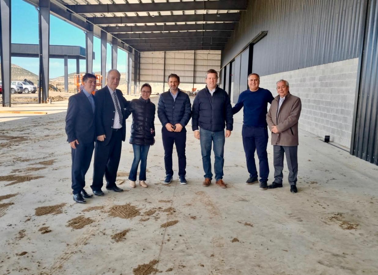 Paulino Caballero en Comodoro: Recorrió una obra que cuenta con asistencia crediticia del Banco del Chubut y firmó un convenio con la Cámara de Comercio