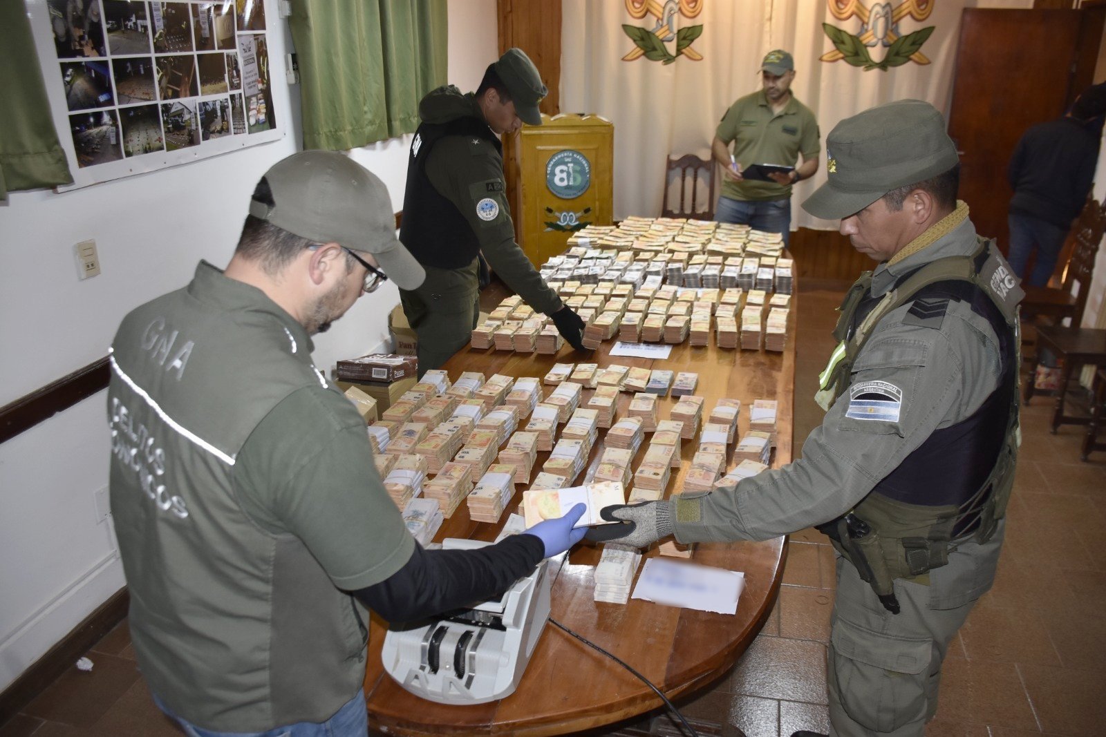 Un conductor de un transporte de cargas peligrosas llevaba más de 50 millones de pesos escondidos en dos cajas de cartón