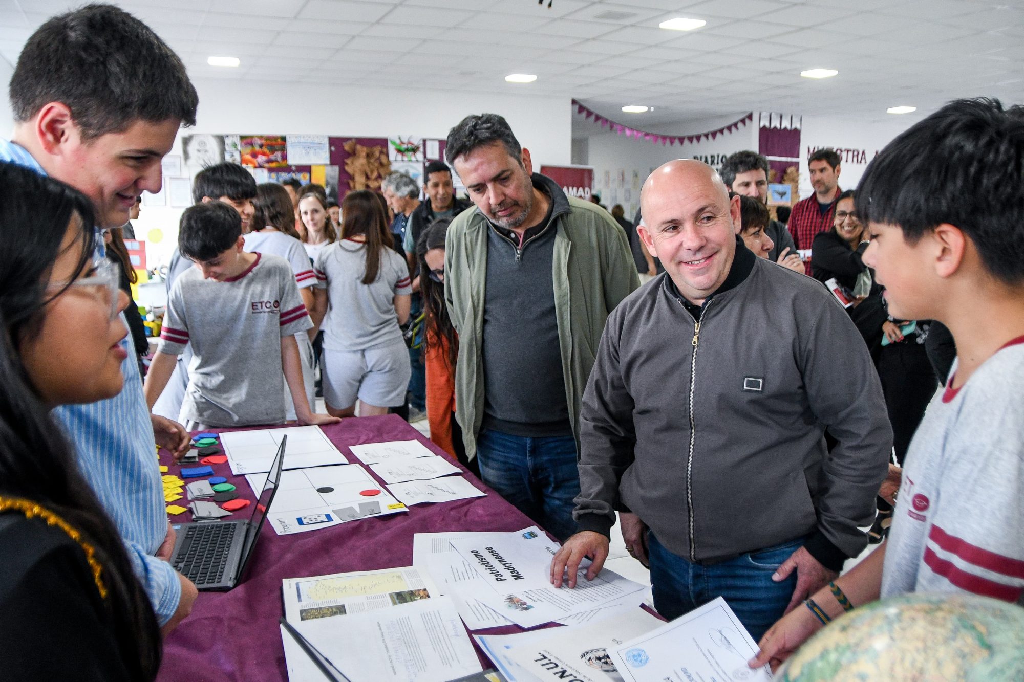 Sastre recorrió la muestra anual de la Escuela Técnica de la CAMAD