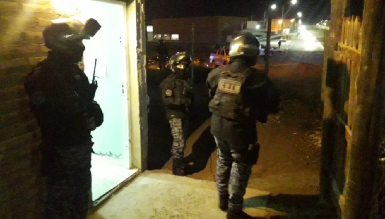 Asesinaron a balazos a un joven en el barrio 630 de Puerto Madryn: Hay dos detenidos tras una serie de allanamientos