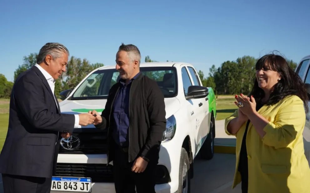 Figueroa entregó 15 vehículos y dijo que esta inversión “reconoce el trabajo de cada uno de los trabajadores de la educación”