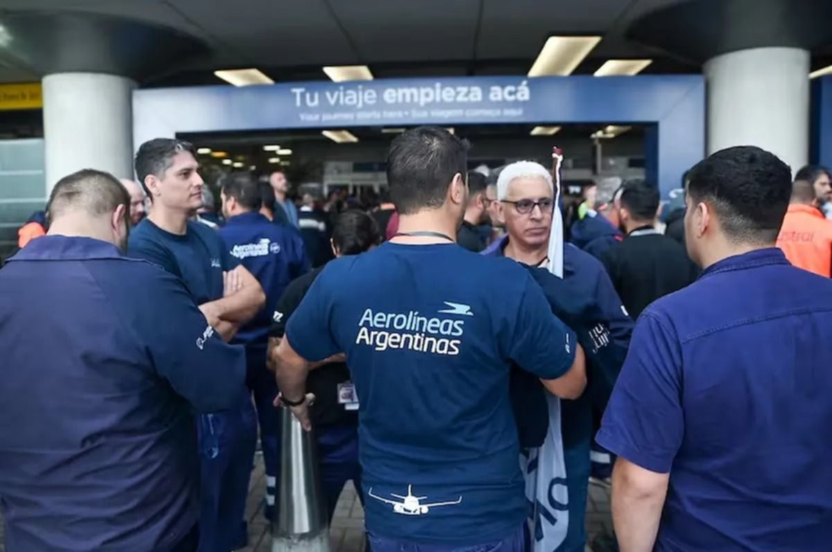 Reunión de Aerolíneas con los gremios: No habrá medidas de fuerzas mientras negocian